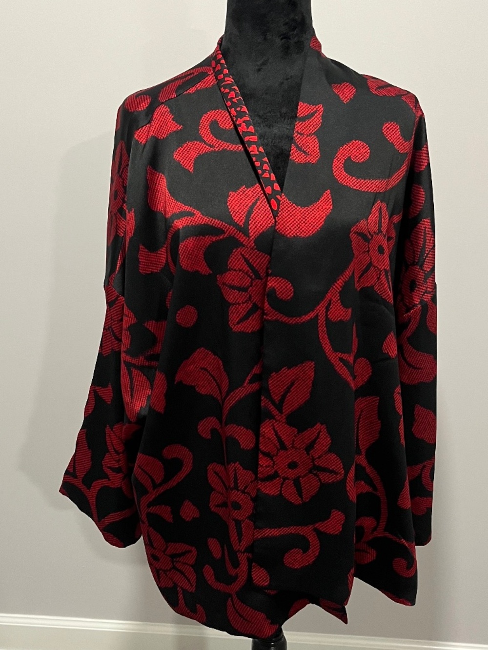 Chico’s Black & Red Flora Kasbah Reversible Covering, Wrap Size L/XL
